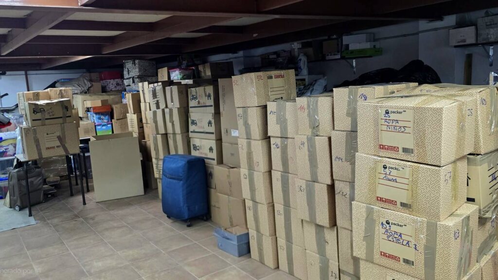 Mudanza de local comercial en Vigo con stock embalado y cajas organizadas.