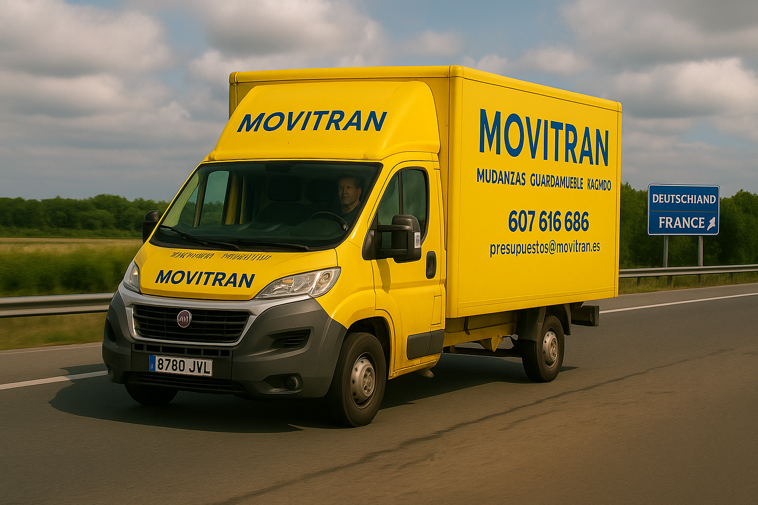 Camión de Movitran en carretera rumbo a mudanzas internacionales hacia Alemania y Francia.