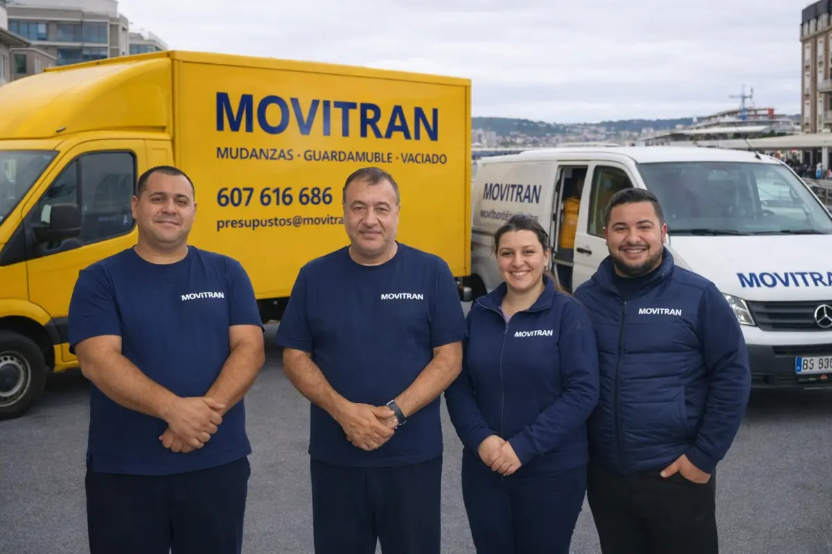Equipo de mudanzas en Vigo Movitran con camión de transporte y servicio profesional